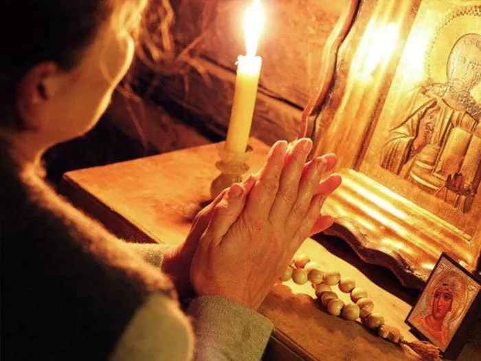 Гадание на свечах от ясновидящей в Великих